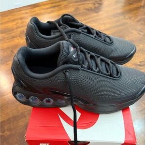 Nike Air Max DN Men's owe 7.5 women 9 Black Sneakers SOLD